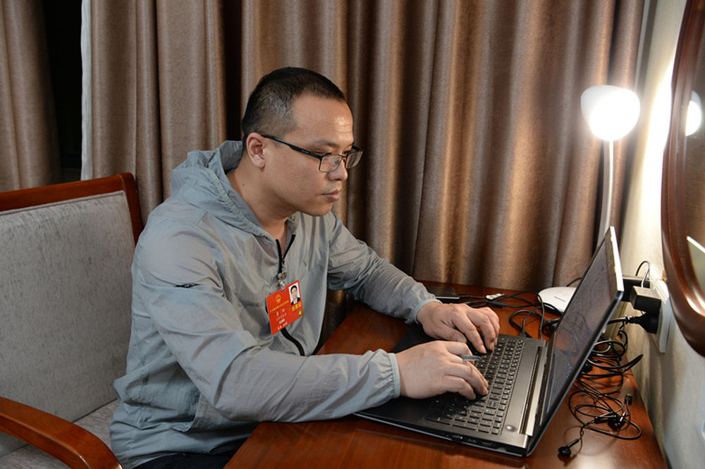 5月21日，全國人大代表董林在山西代表團駐地工作。新華社發(fā)（李聯(lián)軍　攝）