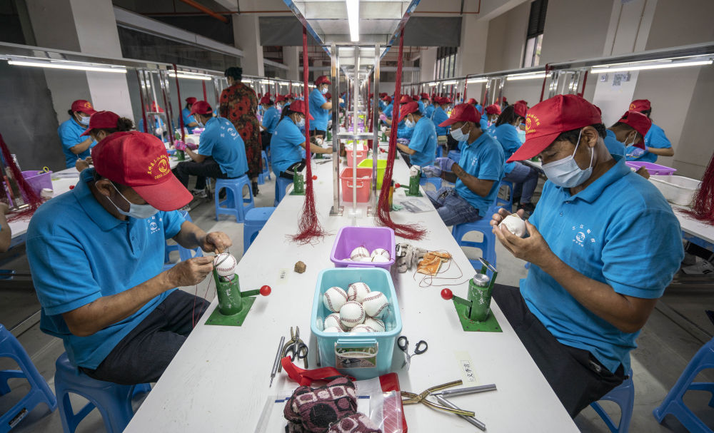 5月14日，云南省怒江傈僳族自治州怒江新城城墻壩易地扶貧安置點棒球工廠的工人在制作棒球。新華社記者　江文耀　攝